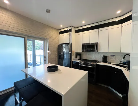 $4,000 | 3839 North Hamlin Avenue, Unit 1, Chicago, IL 60618