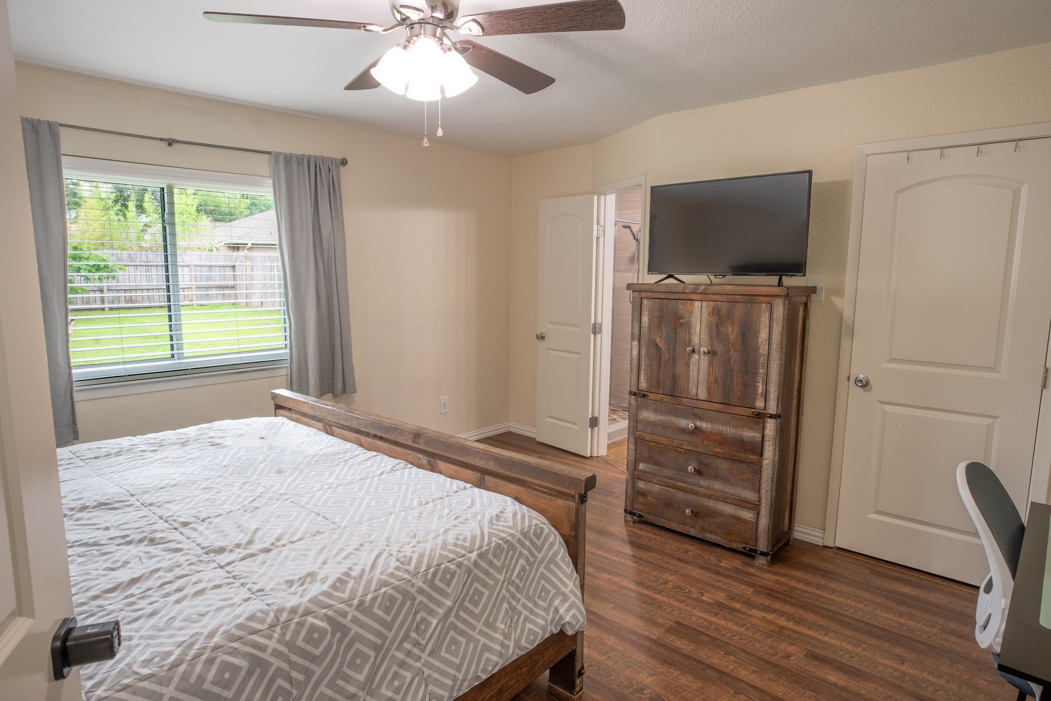 10 Wagon Ln Loop Angleton, TX 77515 - Photo 12 of 28 a bedroom with a bed and a flat screen tv