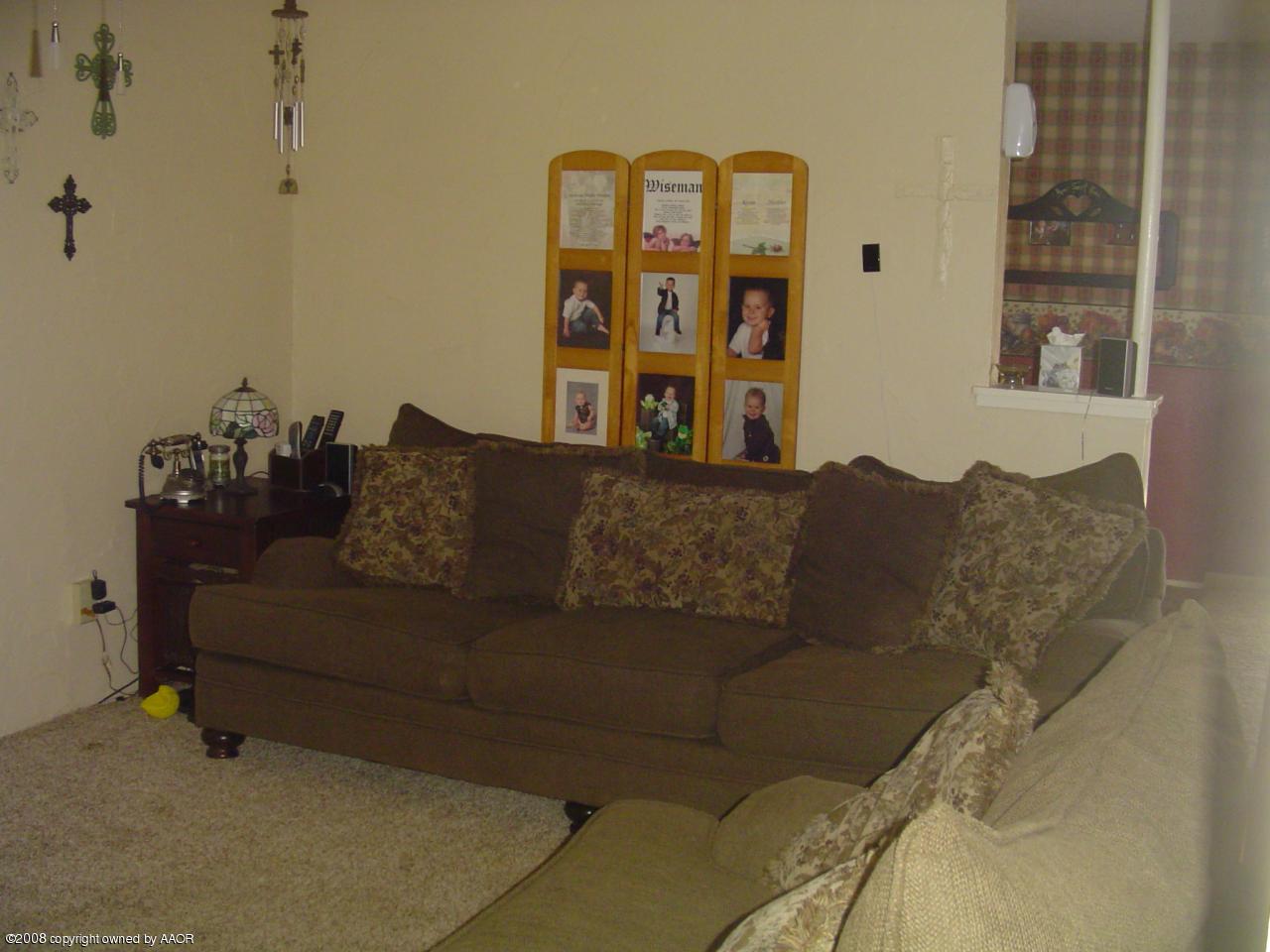 5311 Parker Street Amarillo, TX 79110 - Photo 4 of 10 Living room