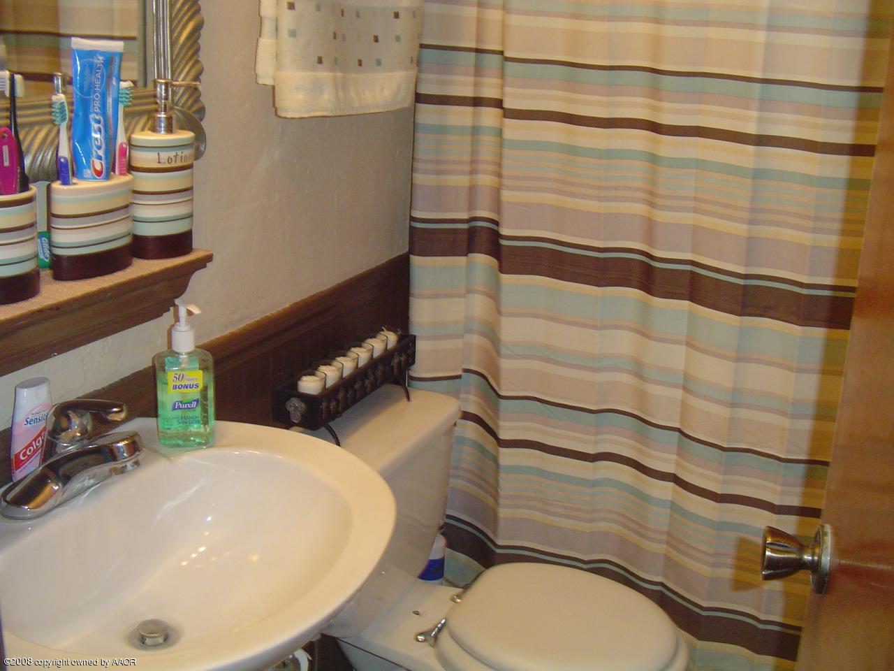 5311 Parker Street Amarillo, TX 79110 - Photo 8 of 10 Hall bath