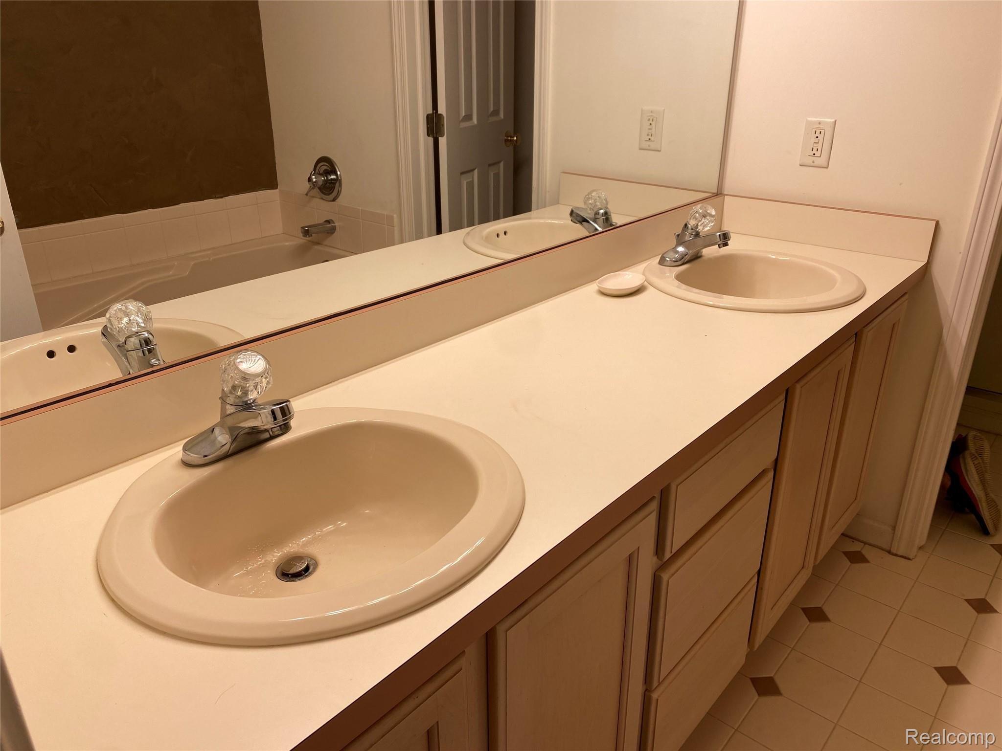 603 East Davisburg Road Holly, MI 48442 - Photo 25 of 29 Dual Sinks in Master Bath!
