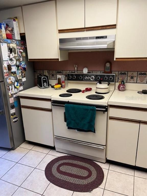 330 Promenade Drive, Unit 206 Dunedin, FL 34698 - Photo 9 of 31 a utility room with sink dryer and washer
