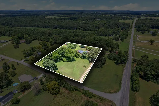 an aerial view of a yard