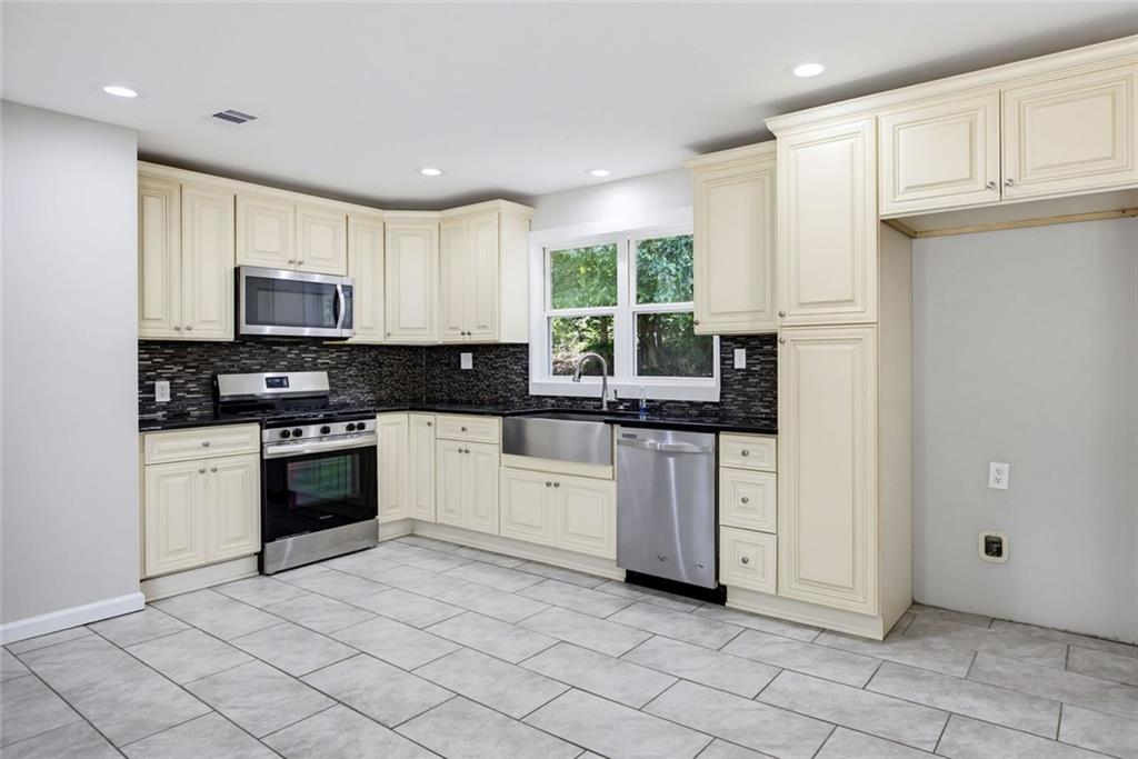 354 Pine Valley Road Powder Springs, GA 30127 - Photo 13 of 40 Gallery Image 13