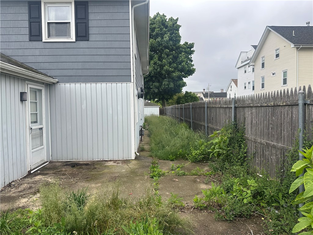 39 Locust Street Pawtucket, RI 02860 - Photo 5 of 25