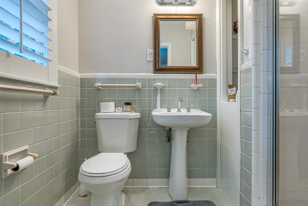 80 East Carlos Road Memphis, TN 38117 - Photo 16 of 25 a bathroom with a sink toilet