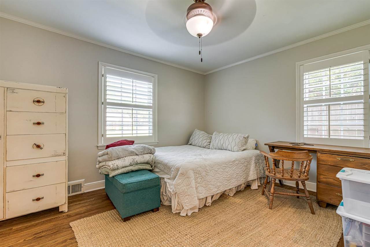 80 East Carlos Road Memphis, TN 38117 - Photo 18 of 25 a bedroom with a bed and a table