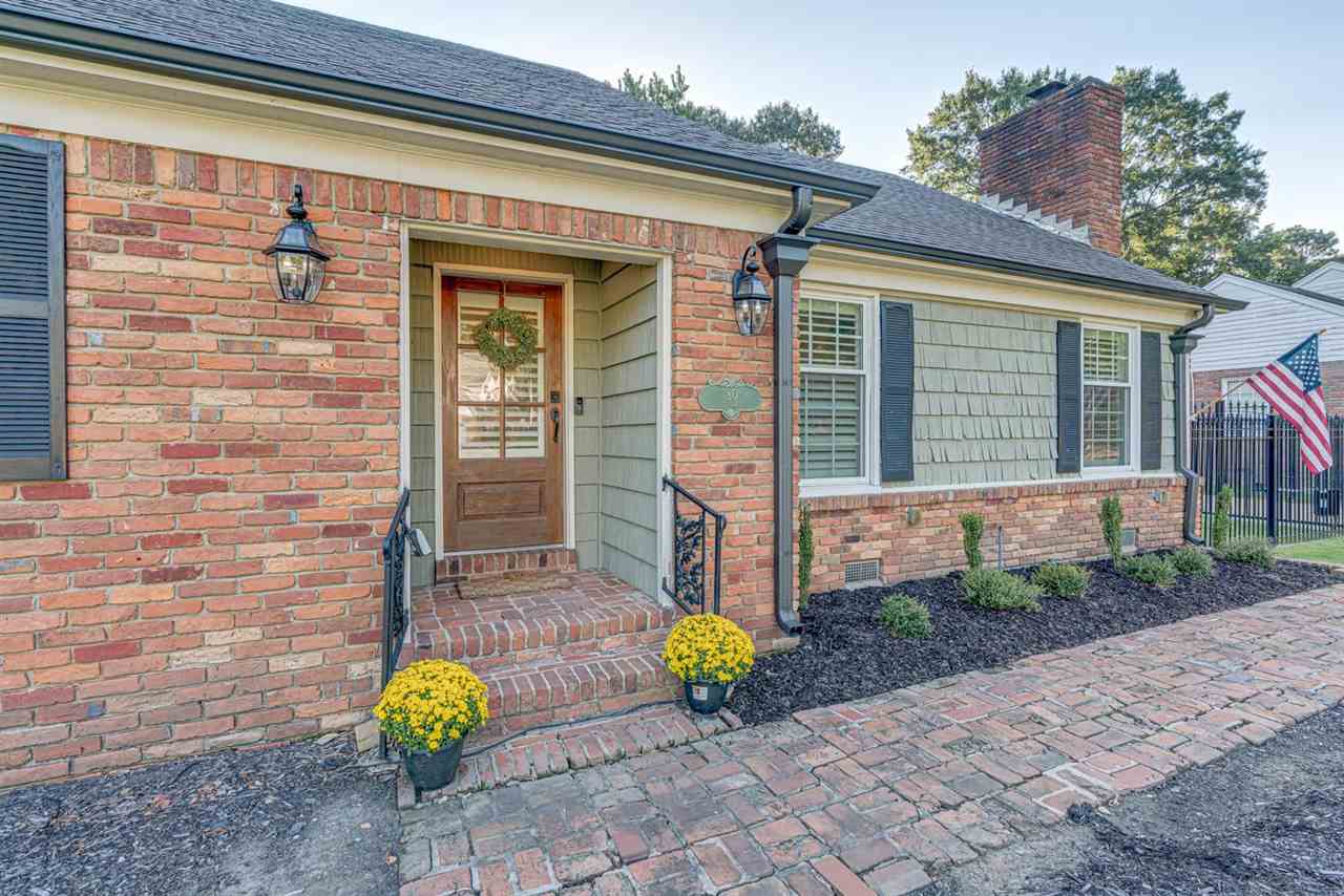 80 East Carlos Road Memphis, TN 38117 - Photo 3 of 25 a front view of a house with garden