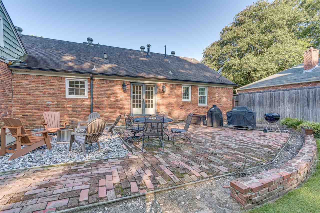 80 East Carlos Road Memphis, TN 38117 - Photo 21 of 25 a view of a house with backyard and sitting area
