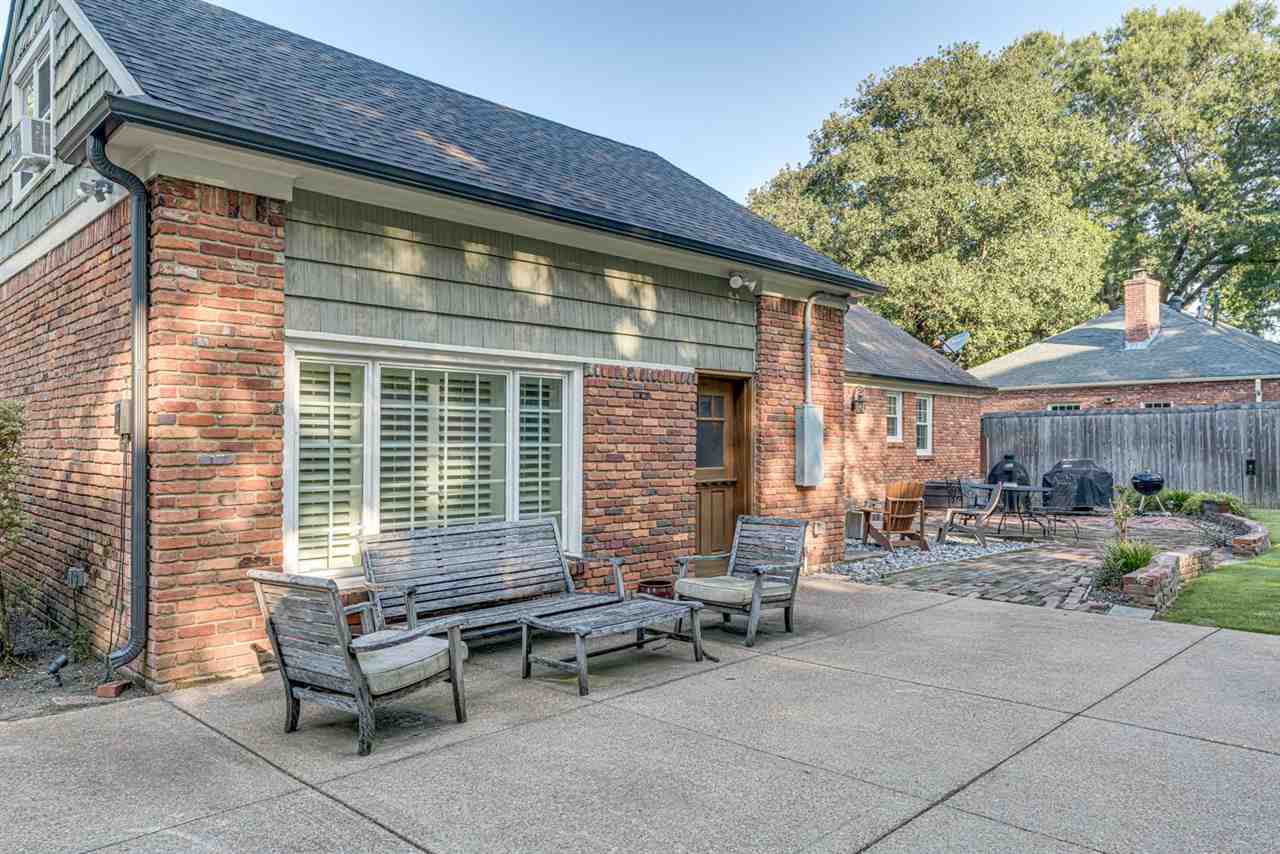 80 East Carlos Road Memphis, TN 38117 - Photo 23 of 25 a backyard of a house with outdoor seating