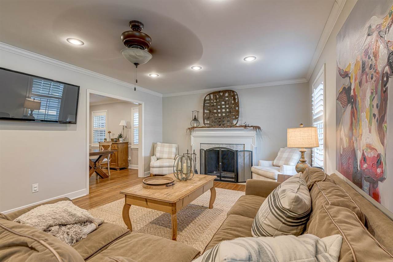 80 East Carlos Road Memphis, TN 38117 - Photo 5 of 25 a living room with furniture and a fireplace