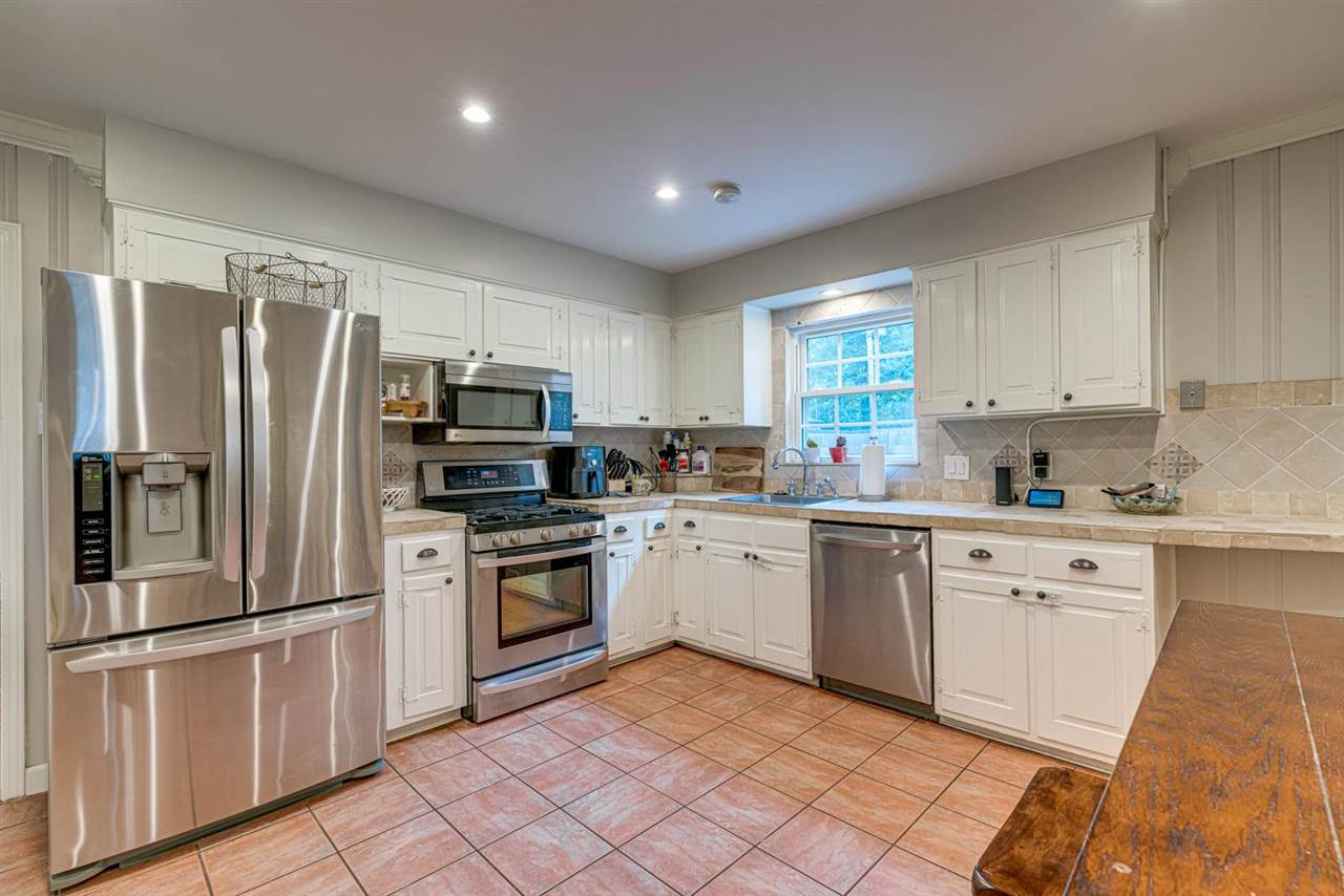 80 East Carlos Road Memphis, TN 38117 - Photo 9 of 25 a kitchen with granite countertop stainless steel appliances a refrigerator sink and microwave