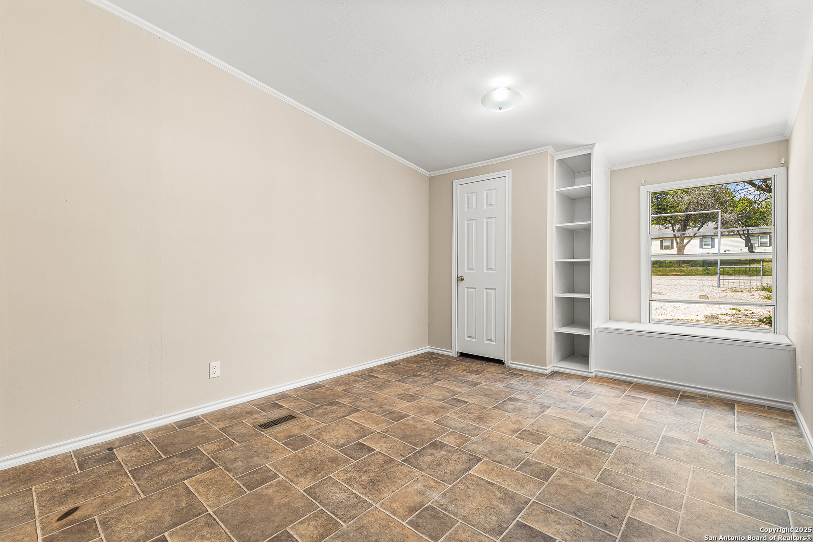 823 County Road 6850 Lytle, TX 78052 - Photo 20 of 33 an empty room with windows