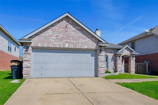 $2,400 | 903 Gillon Drive, Arlington, TX 76001