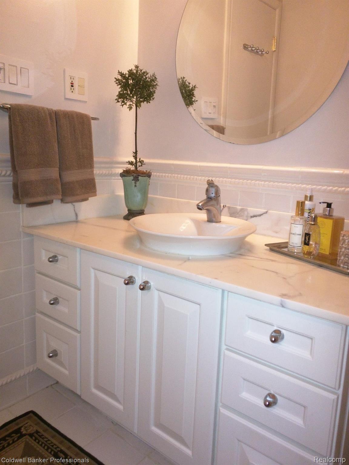800 South Cranbrook Road Bloomfield Hills, MI 48301 - Photo 16 of 38 Hall Bath