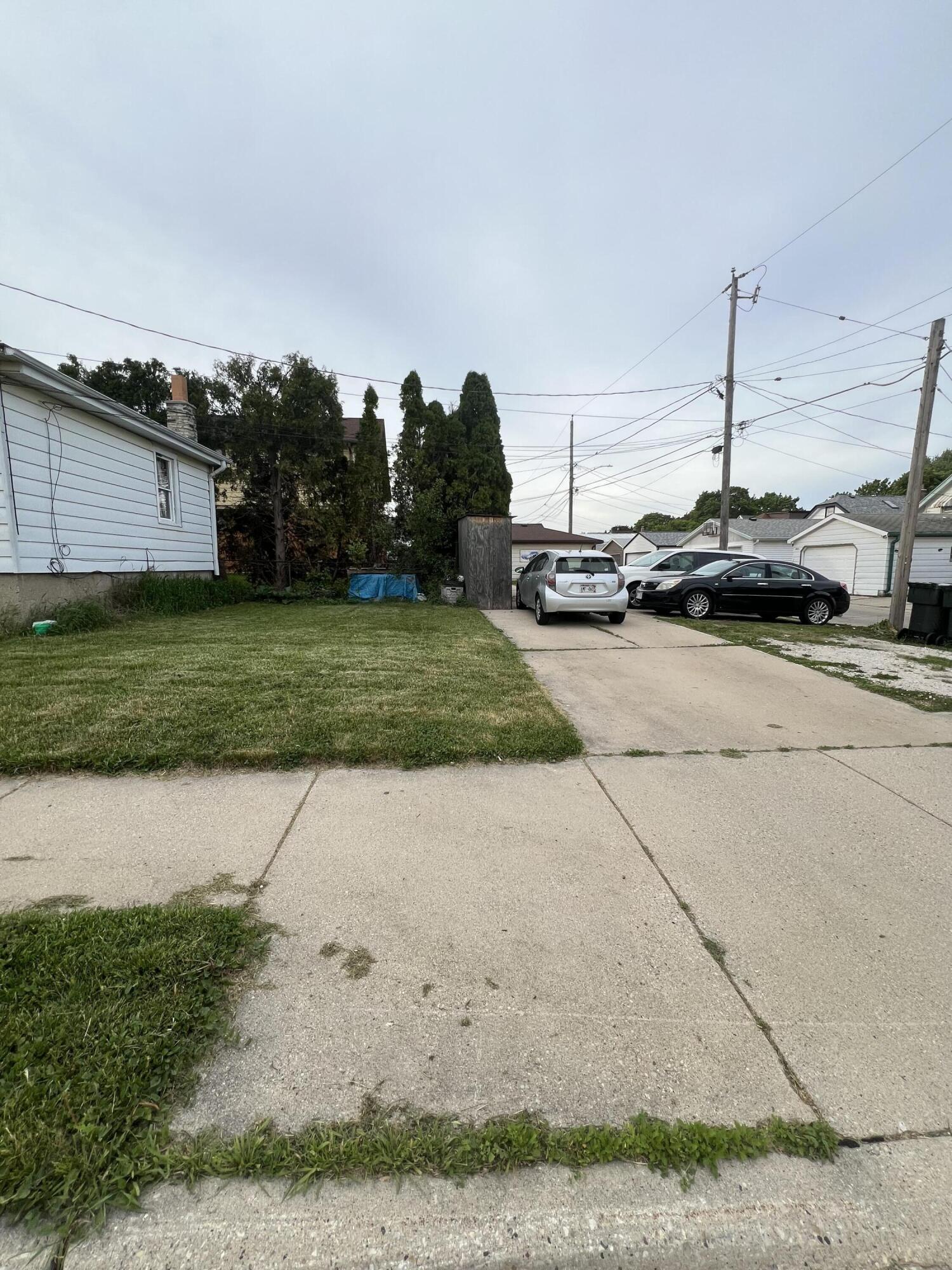 6926 West Burnham Street West Allis, WI 53219 - Photo 9 of 10 Parking
