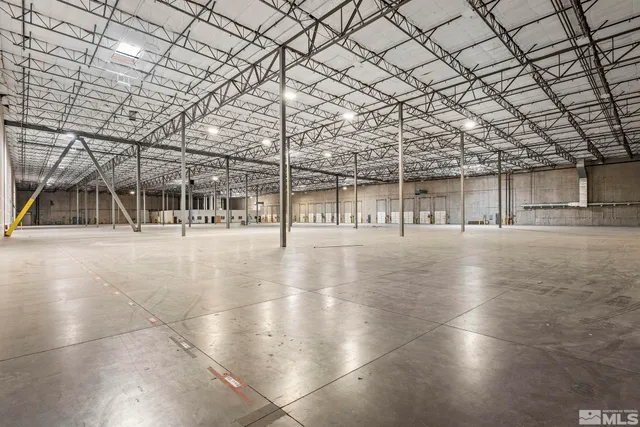 a view of a yard and lots of space