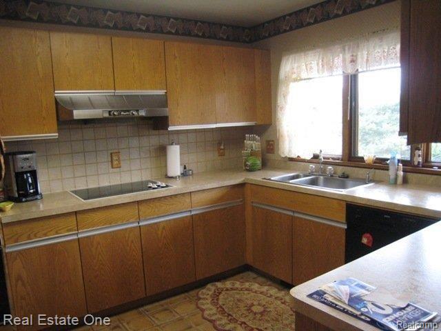 1851 Silver Bell Road Rochester, MI 48306 - Photo 17 of 25 New Back Splash/New Counters