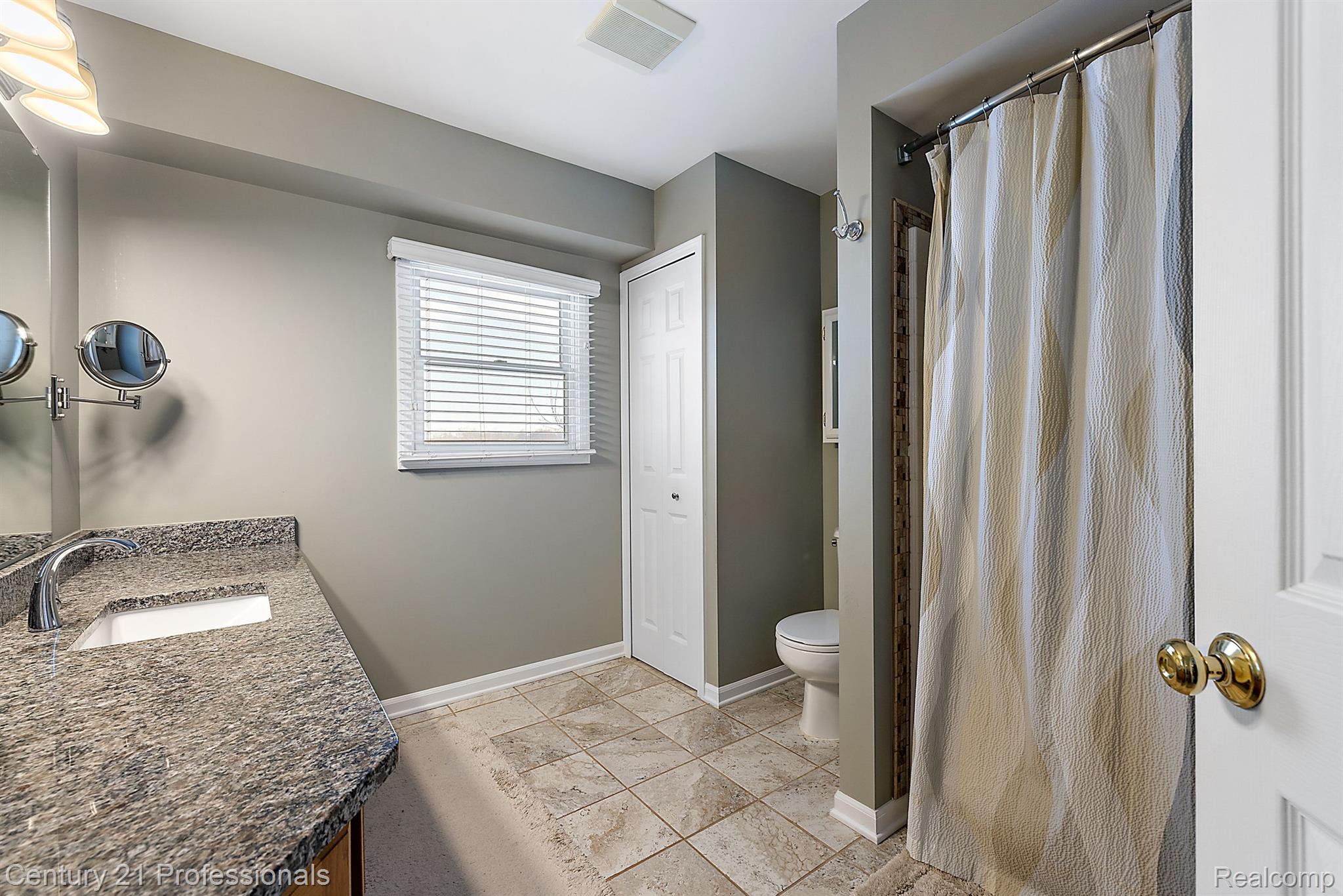 8856 Bridge Lake Road Clarkston, MI 48348 - Photo 37 of 91 Large Primary Bathroom