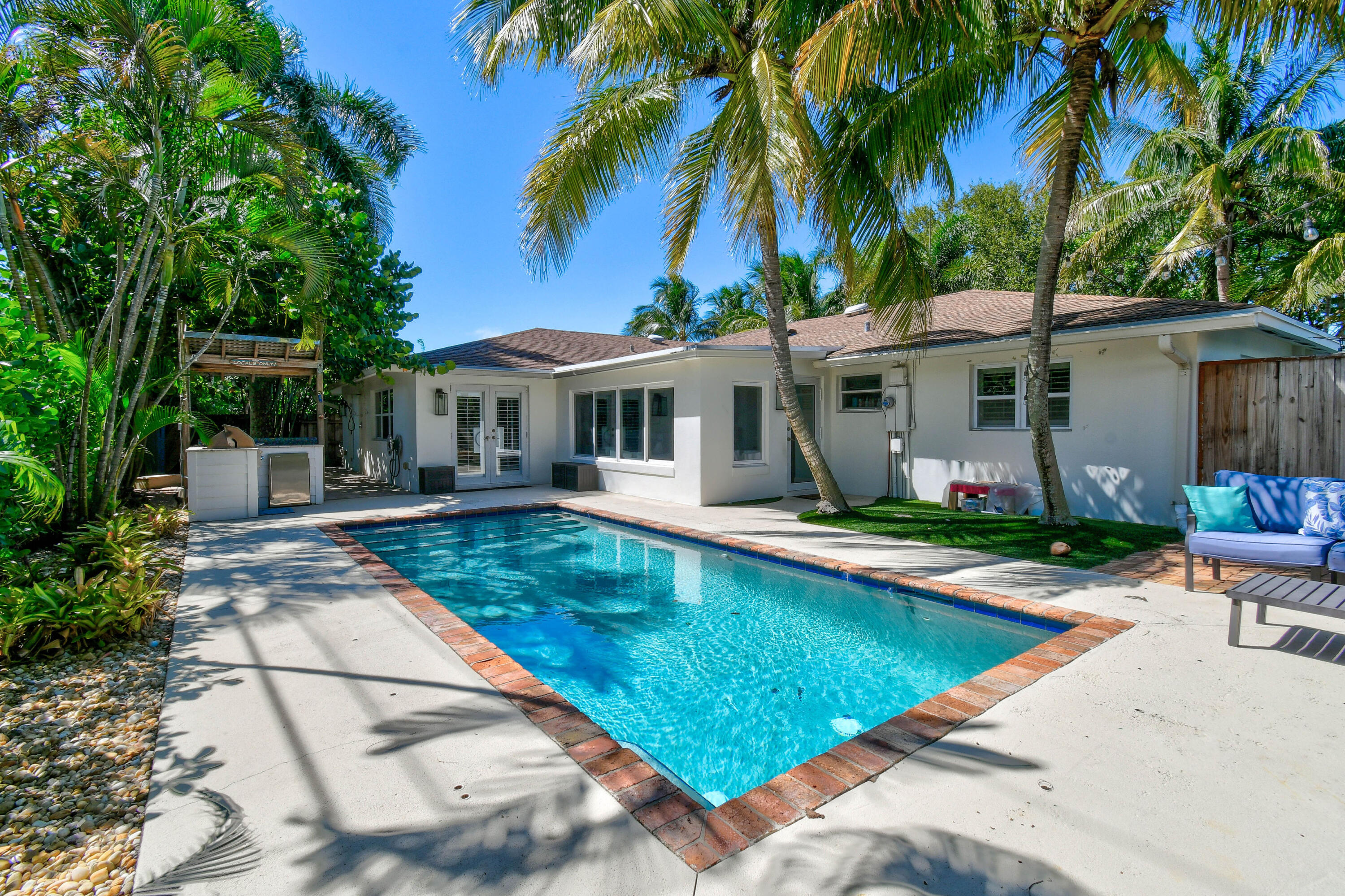 106 Windsor Road East Jupiter, FL 33469 - Photo 2 of 44 Backyard