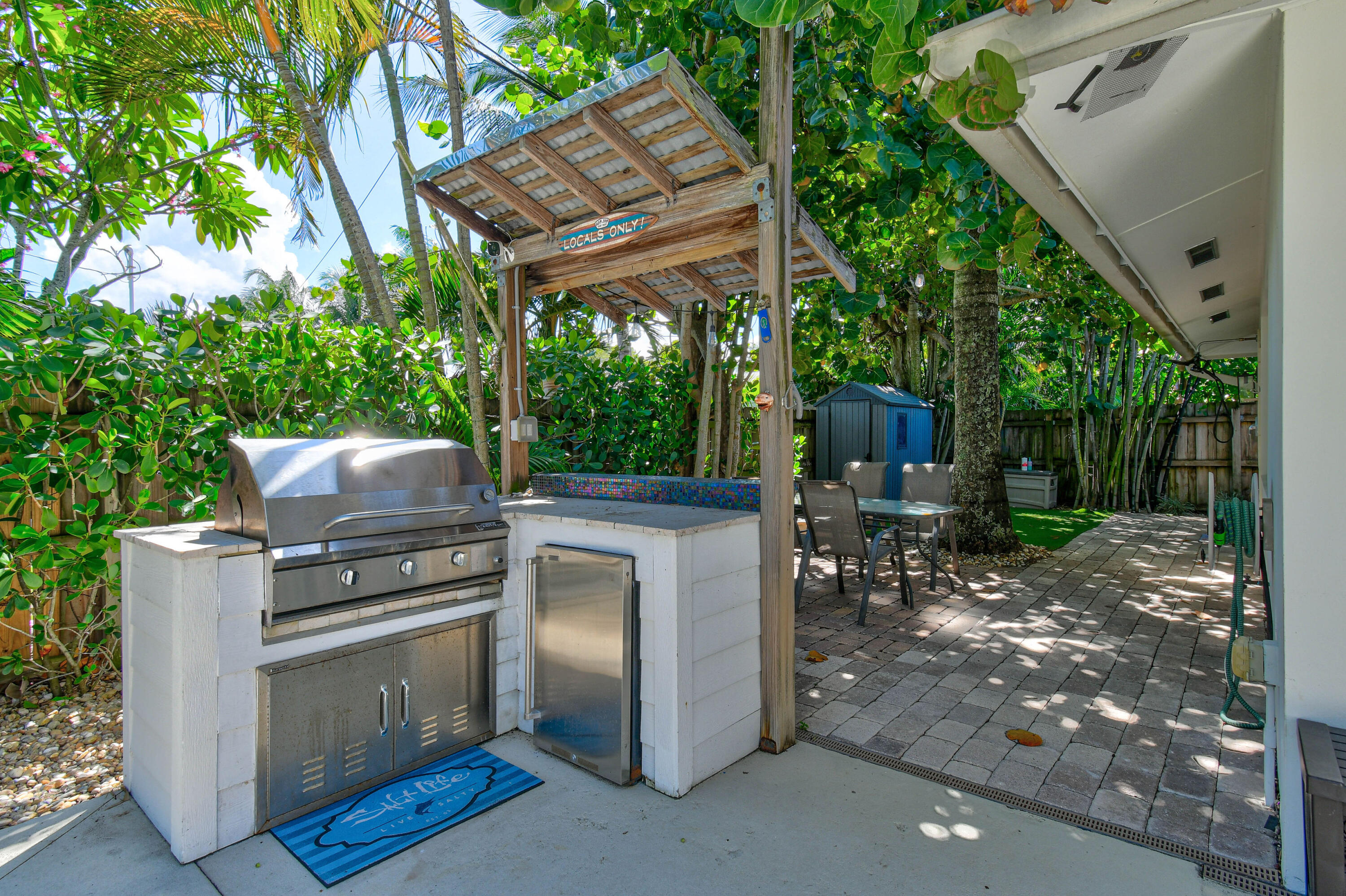 106 Windsor Road East Jupiter, FL 33469 - Photo 34 of 44 Outdoor kitchen