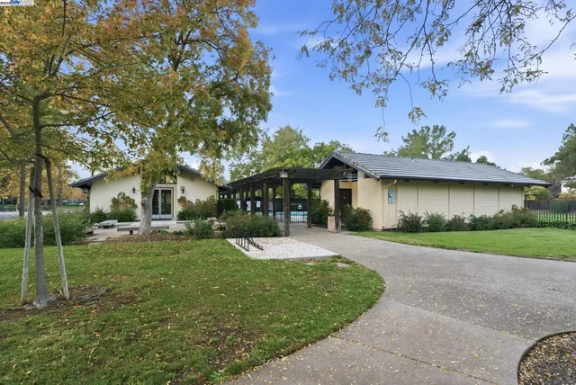 $1,988,000 | 572 Old Farm Road, Danville, CA 94526