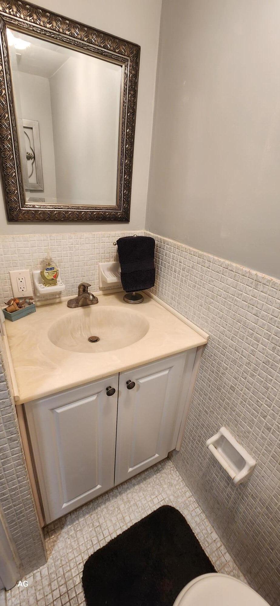15 Southeast 13th Street, Unit D3 Boca Raton, FL 33432 - Photo 27 of 36 Half bath