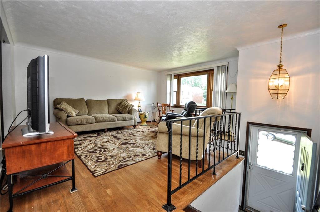 328 Lincoln Hall Road Elizabeth, PA 15037 - Photo 2 of 25 Gallery Image 2