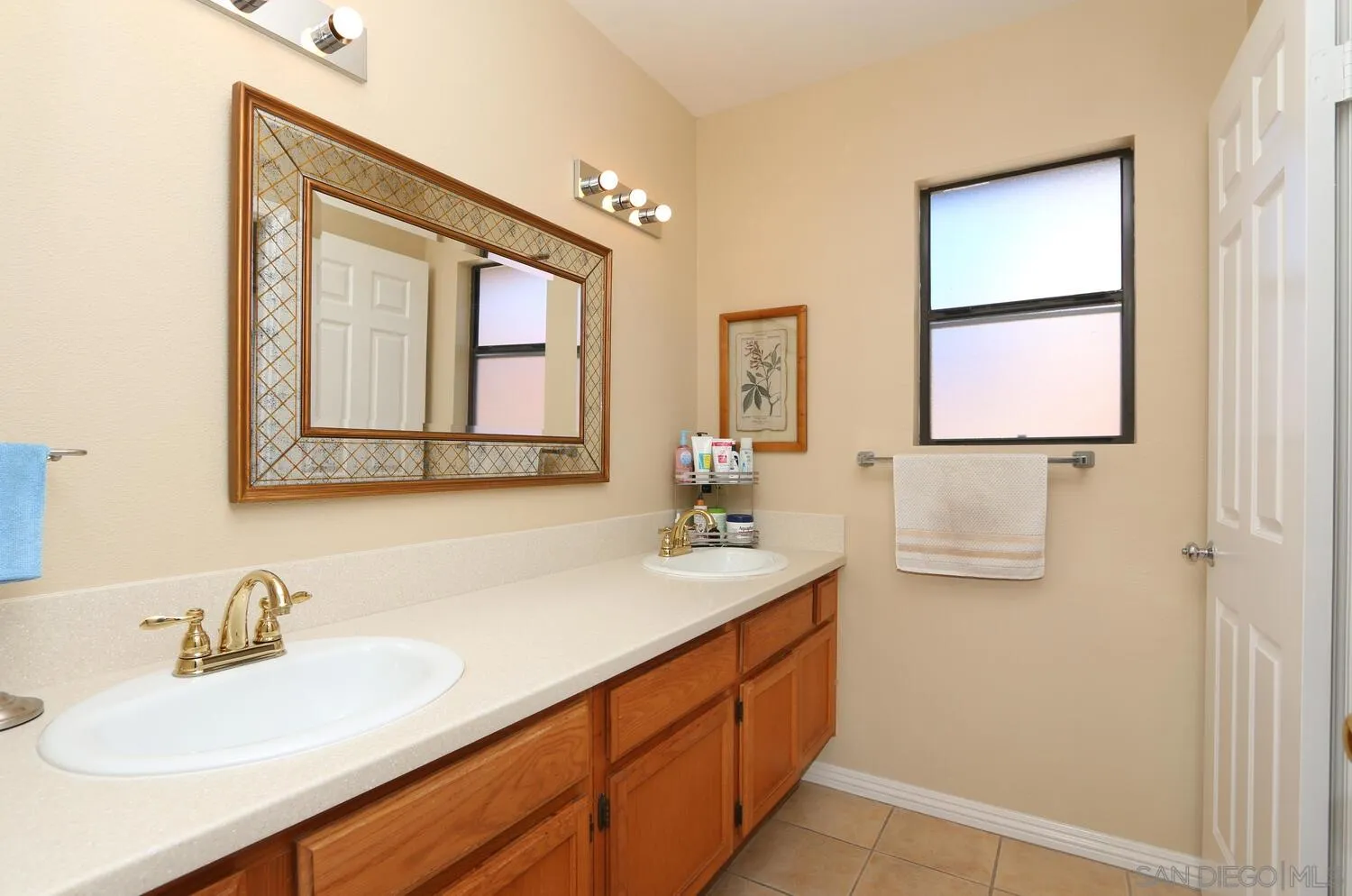 13375 Roxton Circle San Diego, CA 92130 - Photo 20 of 29 a bathroom with 2 sink and a mirror