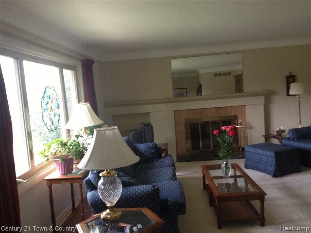 2768 Hillendale Drive Rochester, MI 48309 - Photo 3 of 16 LIVING ROOM.