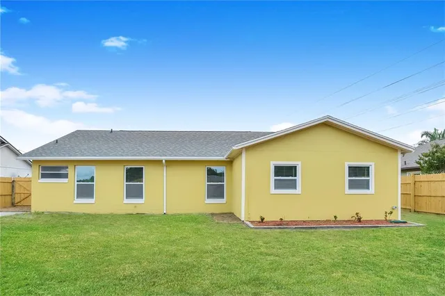 a view of a house with backyard