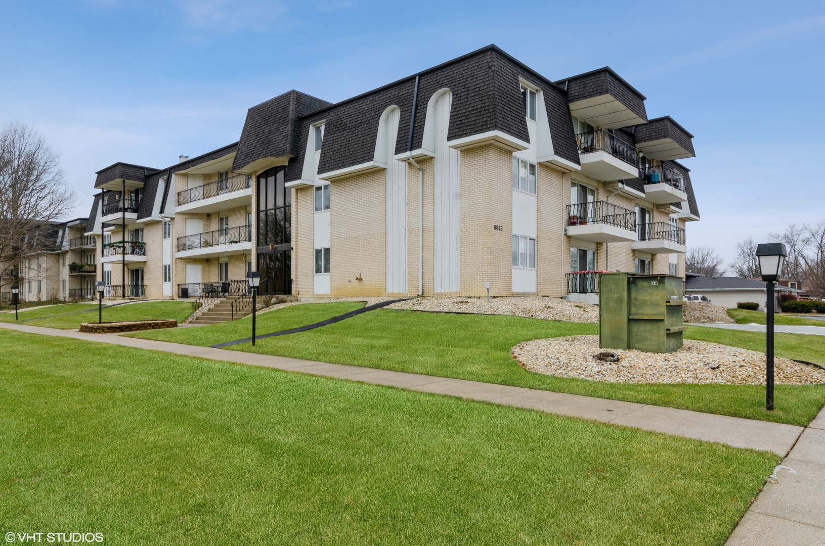 18560 Escanaba Avenue, Unit 307, Lansing, IL 60438 Compass