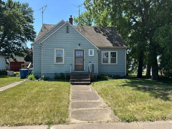 $189,900 | 809 11th Street, De Witt, IA 52742
