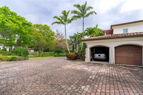 $5,950,000 | 12101 Moss Ranch Road, Pinecrest, FL 33156