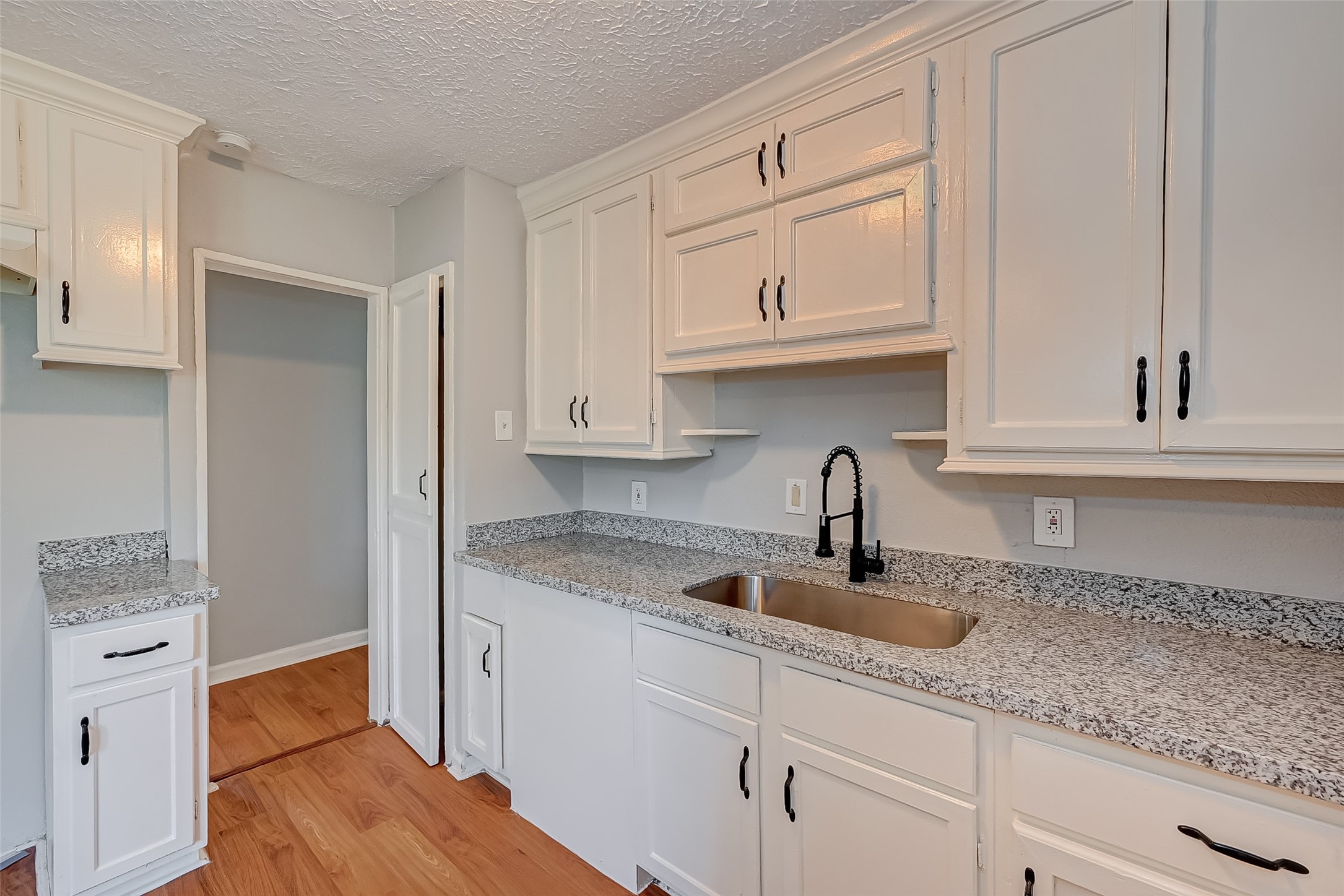 7946 Jutland Road Houston, TX 77033 - Photo 6 of 11