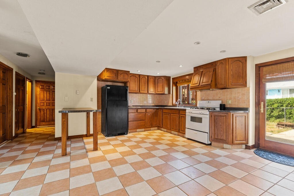 274 Hawthorne Street Fall River, MA 02721 - Photo 18 of 30 Gallery Image 18