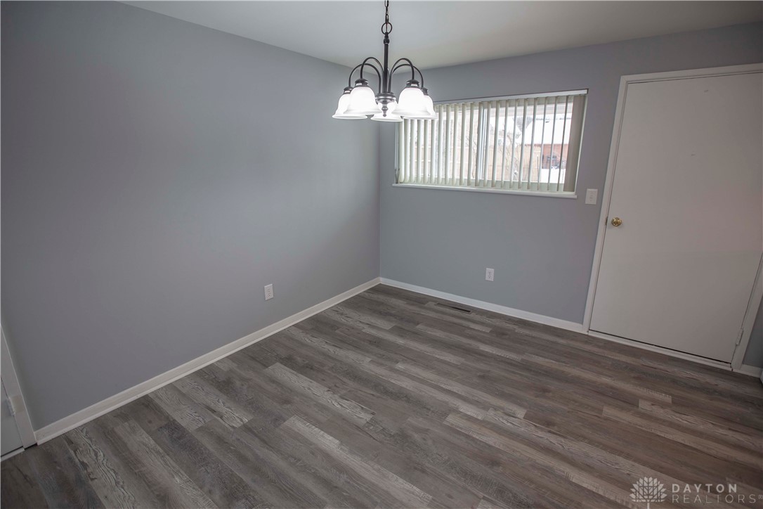 1900 West Stroop Road Dayton, OH 45439 - Photo 9 of 37 Dining area