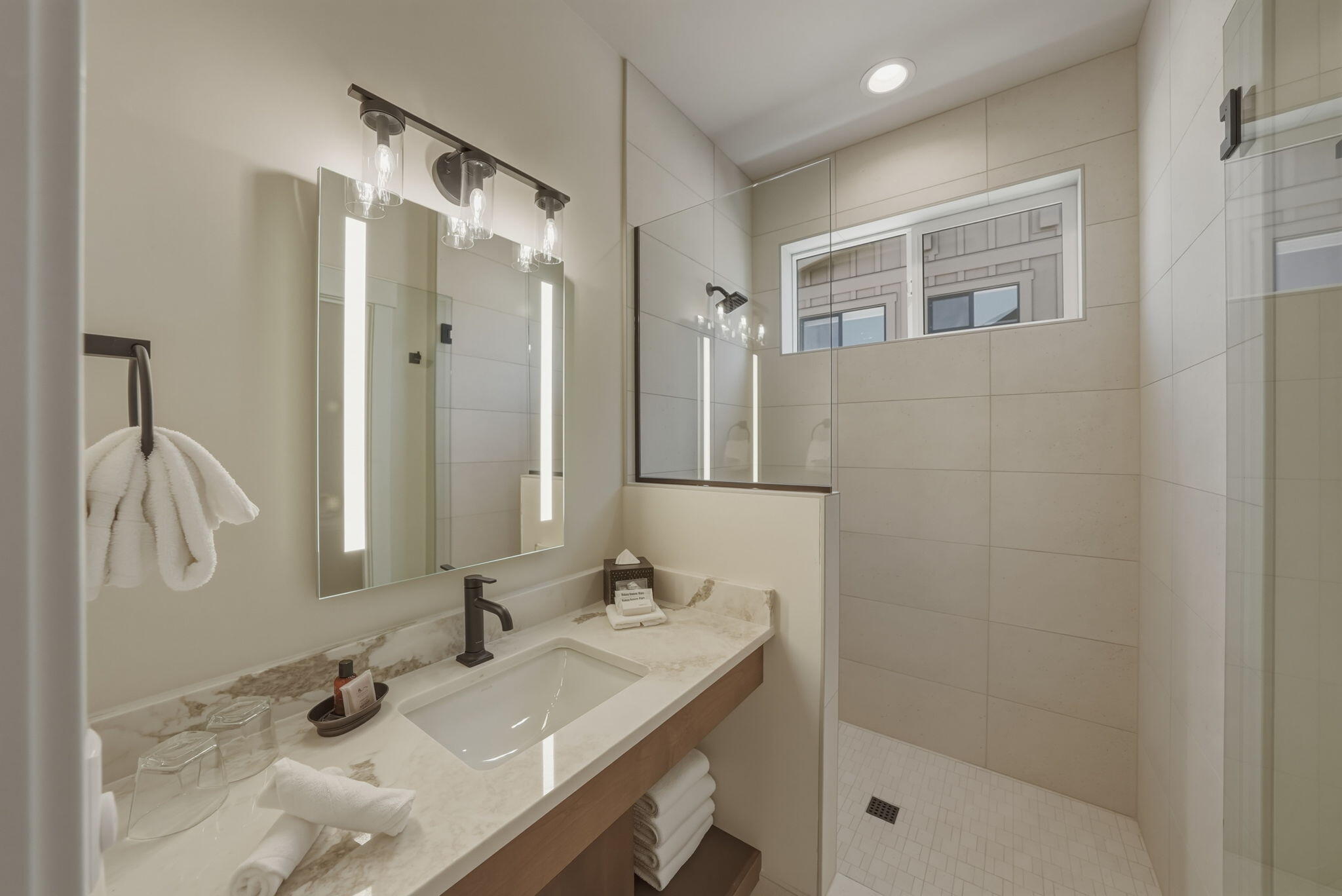 16636 South W Brasada Ranch Road, Unit CABIN 107 Powell Butte, OR 97753 - Photo 21 of 33 Fourth guest ensuite