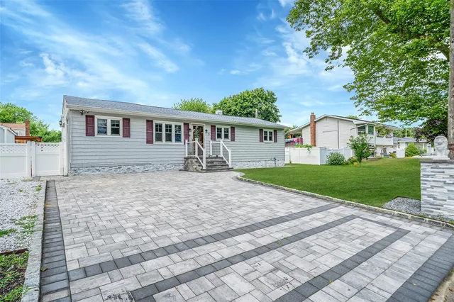 a view of house with a yard