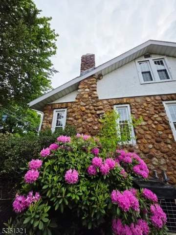 a flower garden is sitting in front of a brick building