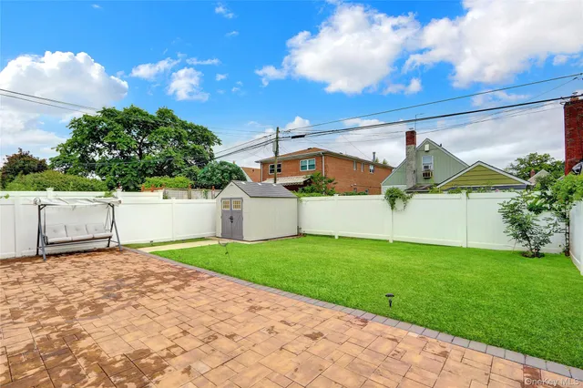 a view of a backyard