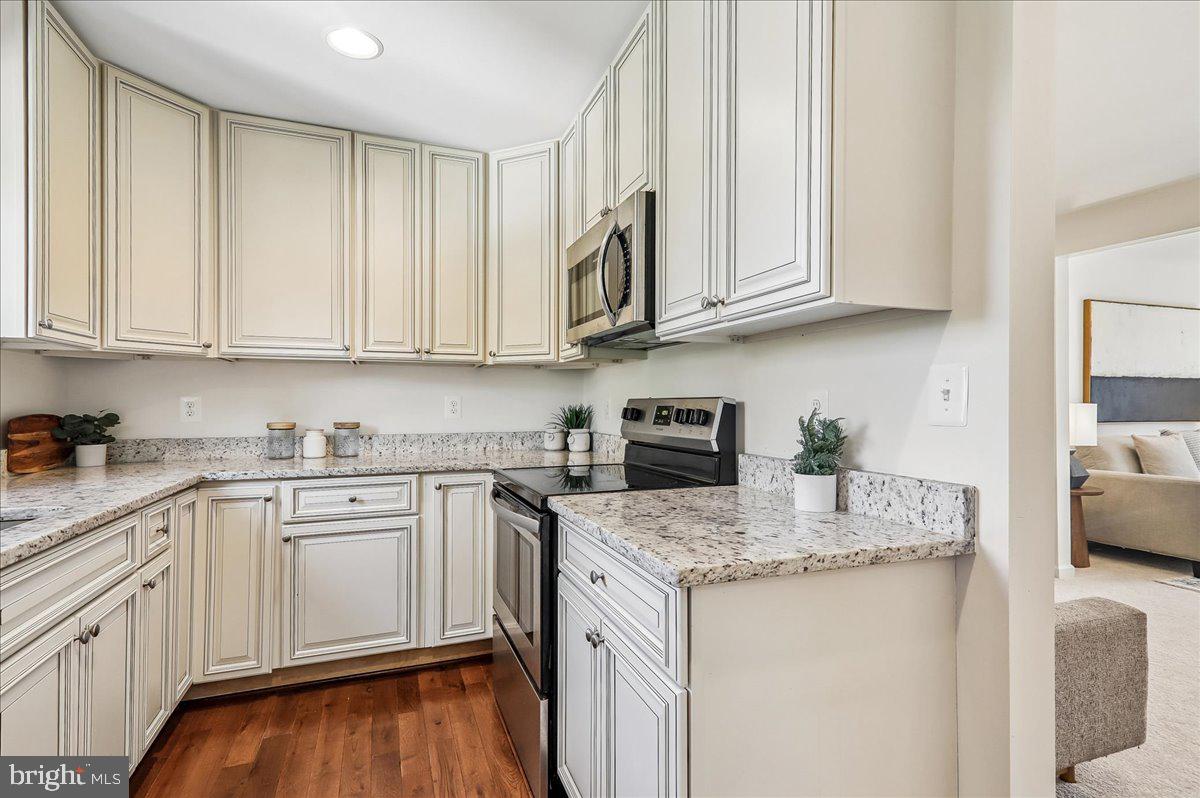 9235 Hummingbird Terrace Gaithersburg, MD 20879 - Photo 17 of 61 Kitchen