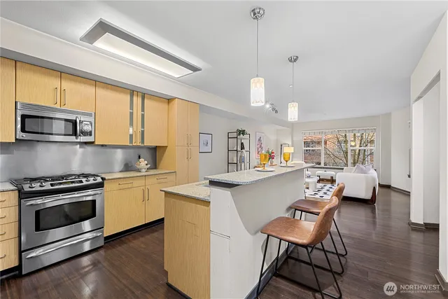 $500,000 | 413 Northeast 70th Street, Unit 207, Seattle, WA 98115