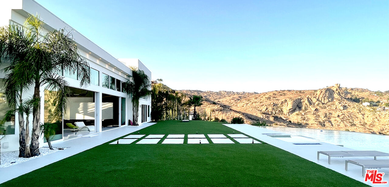 80 Saddlebow Road Bell Canyon, CA 91307 - Photo 19 of 37 a view of a outdoor space