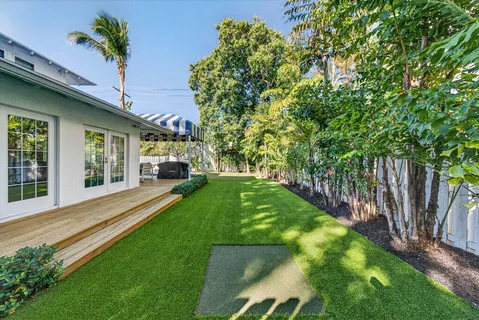 a view of a house with backyard and porch
