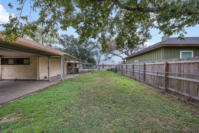 a view of a house with backyard and porch