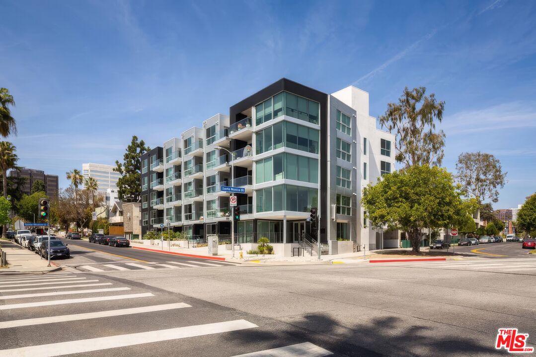 12431 Rochester Avenue, Unit PH7 Los Angeles, CA 90025 - Photo 23 of 23 a tall building sitting on the side of a street