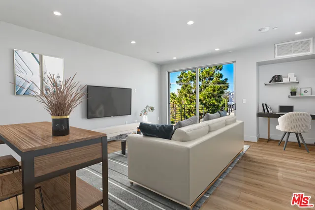 $4,095 | 12431 Rochester Avenue, Unit PH7, Los Angeles, CA 90025