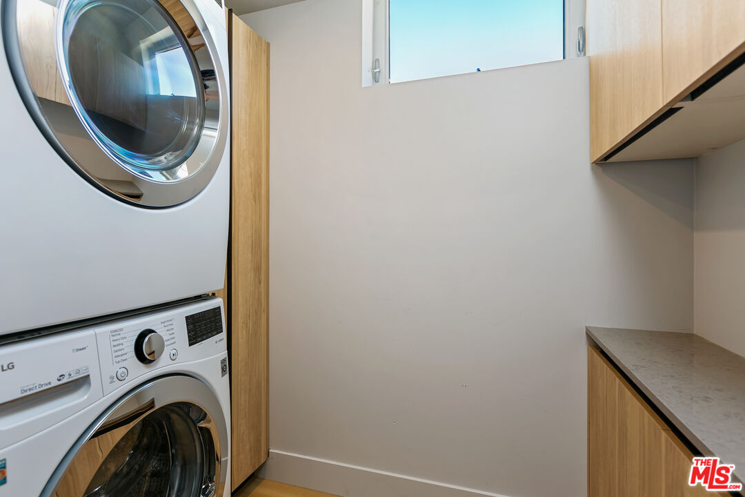 12431 Rochester Avenue, Unit PH7 Los Angeles, CA 90025 - Photo 7 of 23 a utility room with dryer and washer