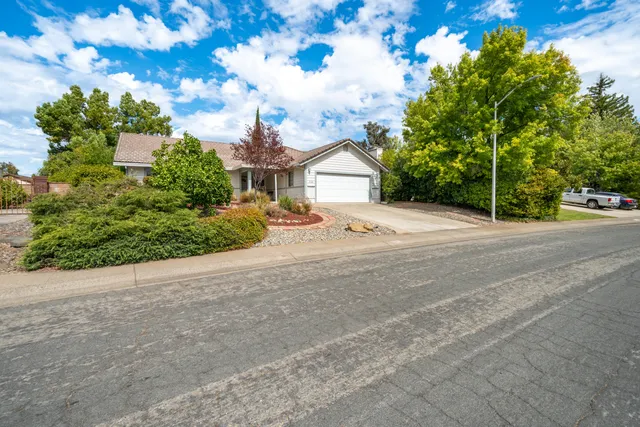 $425,000 | 2166 Wicklow Street, Redding, CA 96001